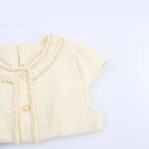 Robe chic en tweed beige avec col rond classique et boutons dorés décoratifs