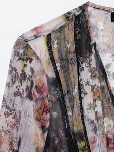 Vue détaillée du tissu floral vintage avec rayures dorées et bordure en dentelle noire