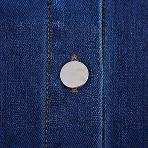 Elegante abito in denim blu scuro con bottone in metallo e cuciture arancioni a contrasto