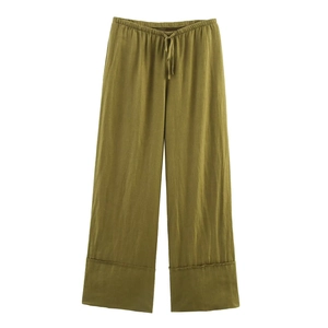Gros plan sur un pantalon large vert olive avec taille élastique à cordon et aspect lin