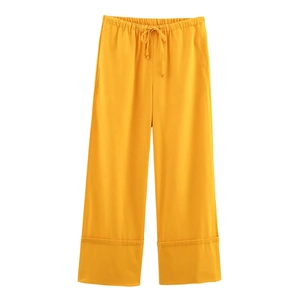 Détail du pantalon large jaune vif avec cordon de serrage réglable et taille élastique