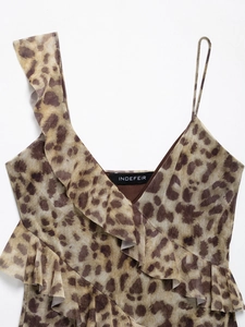 Detail von Mesh-Gewebe mit Leopardenmuster, Rüschen und Markenetikett am Camisole