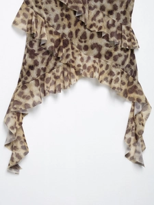 Nahaufnahme von Leopardenmuster-Rüschen und Mesh-Stoff an einem sexy Sommer-Oberteil