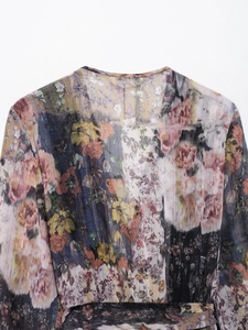 Détail du dos d'une robe fleurie en mousseline vintage avec tissage jacquard doré
