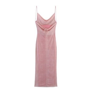 Robe maxi d'été rose à carreaux géométriques avec bretelles et décolleté en V drapé