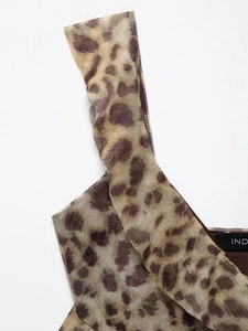 Detail des Mesh-Tops mit Leopardenmuster, Rüschen-Ausschnitt und halbtransparentem Stoff