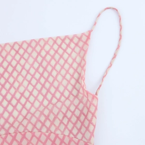 Robe longue de vacances à carreaux roses et blancs en mesh avec fines bretelles