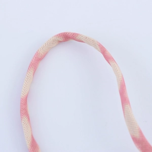 Détail de la texture tissée à carreaux rose et blanc de la bretelle de robe d'été