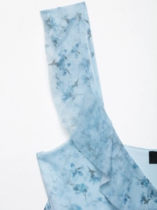 Makro-Detail des Blumen-Mesh-Tops zeigt transparenten Stoff und feine Nähte
