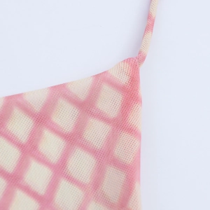 Détail de la maille à carreaux rose et blanc avec fine bretelle et couture précise