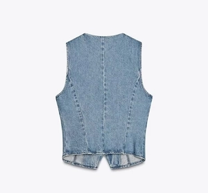 Vue arrière du gilet en jean bleu ajusté avec texture délavée et coutures apparentes