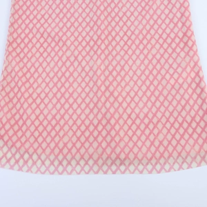 Détail du motif à carreaux rose et blanc sur une robe d'été élégante et longue