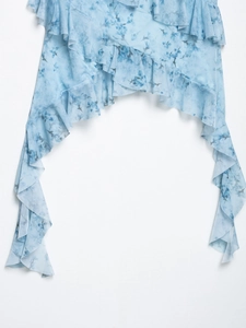 Detailansicht von hellblauem floralem Mesh-Gewebe mit eleganten, geschichteten Volants