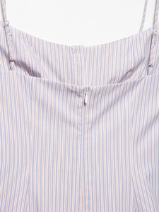 Detail des Sommerkleides mit blau-orangen Streifen und verstellbaren Trägern am Saum