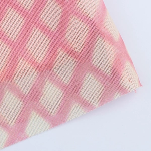 Gros plan détaillé du tissu en maille à carreaux rose et blanc avec texture tricotée