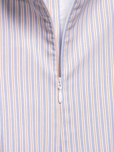Detailaufnahme des weißen Tropfen-Reißverschlusses am blau-orange gestreiften Kleid