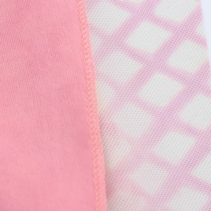 Détail du tissu à carreaux rose et texture en maille douce avec coutures de finition propres