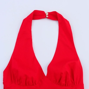 Élégante robe licou rouge sans manches avec décolleté en V profond et détails plissés