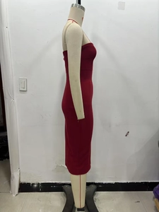 Vista laterale di un abito a tubino bordeaux aderente midi in maglia elastica sottile