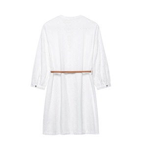 Robe blanche brodée pour femme avec motifs délicats et une ceinture marron à la taille