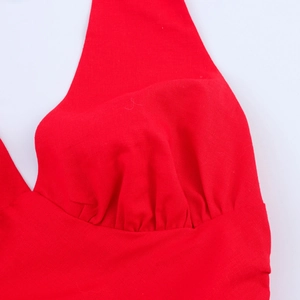 Robe d'été rouge dos nu avec détails plissés élégants sur la poitrine sans manches