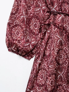Détails d'une robe bordeaux à imprimé bohème avec manches bouffantes et volants