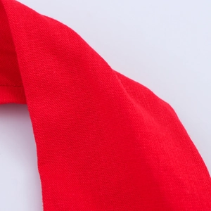 Gros plan sur la texture du tissu de robe rouge sans manches avec coutures fines