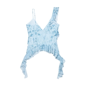 Detail eines hellblauen Camisole-Oberteils mit floralem Muster und Rüschenträgern