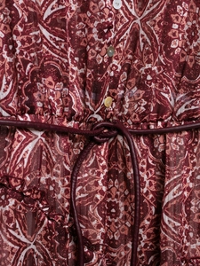 Détails de la taille de robe bohème avec fil doré et fermeture par bouton élégante