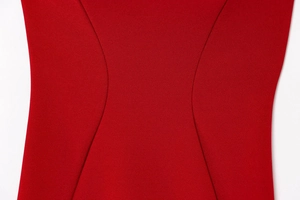 Dettaglio della sartoria in vita e delle cuciture del tessuto rosso su questo abito estivo