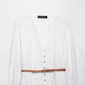 Robe chemise blanche brodée à col en V avec boutons et une fine ceinture marron