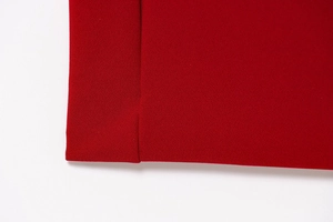 Dettaglio ravvicinato del tessuto in crepe rosso con cuciture sull'orlo di alta qualità
