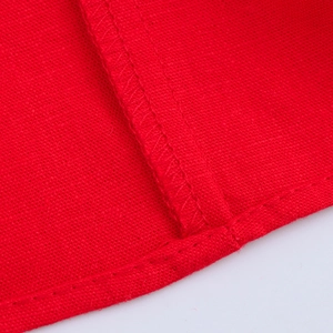 Vue macro des coutures et de la texture du tissu d'une robe rouge dos nu sans manches