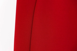 Vista macro dettagliata della trama del tessuto rosso vibrante con drappeggio elegante
