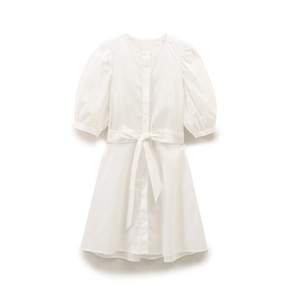 Elegante abito bianco in popeline con maniche a sbuffo e cintura per un look minimalista