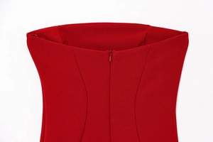 Dettaglio dell'abito rosso senza maniche con zip invisibile sul retro e cuciture princess