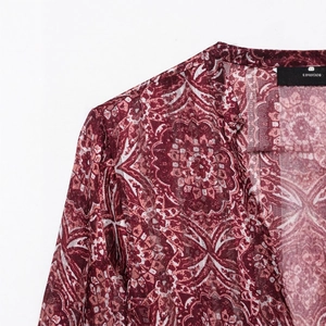 Blouse à manches longues pour femmes avec imprimés mandala rouge foncé et détails du col