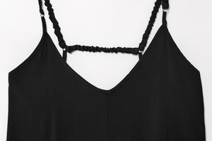 Dettaglio dell'abito estivo nero con scollo a V e spalline elastiche arricciate