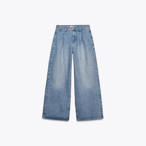 Jean femme taille haute à jambes larges bleu clair avec plis sur le devant et denim délavé