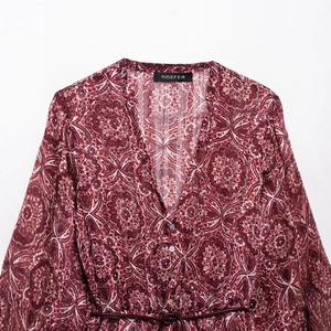 Robe longue fleurie à col en V avec ceinture et boutons, style bohème rouge bordeaux