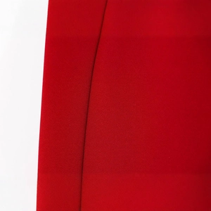 Vista dettagliata del tessuto rosso con cuciture precise di un vestito estivo