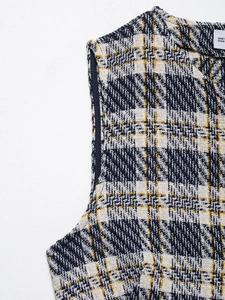 Gros plan sur la texture du tissu en tweed bleu marine d'un gilet sans manches