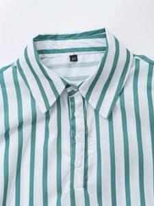 Détail d'une chemise en popeline à rayures vertes et blanches avec col à revers et étiquette XS