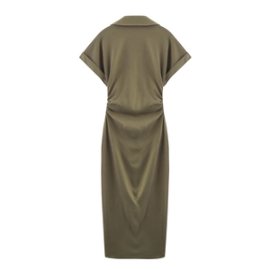 Abito slim fit verde oliva con bottoni, vita aderente e dettagli plissettati sul retro