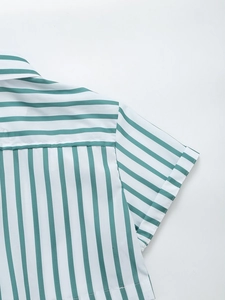Détail d'une chemise en popeline à rayures vertes et blanches avec col et poignets