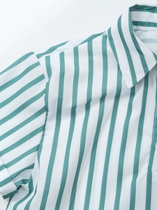 Détail d'une chemise en popeline à rayures vertes et blanches montrant le col et le tissu
