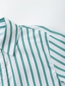 Détail de chemise en popeline à rayures vertes et blanches avec col et boutons