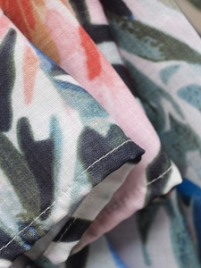 Gros plan sur l'ourlet cousu d'une robe longue à imprimé floral et col en V