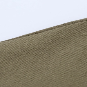 Dettaglio macro del tessuto oliva kaki e cuciture rifinite sull'abito slim fit