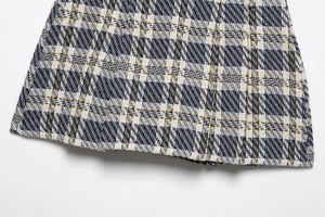 Gros plan détaillé de la texture du tissu en tweed à carreaux bleu et jaune tissé
